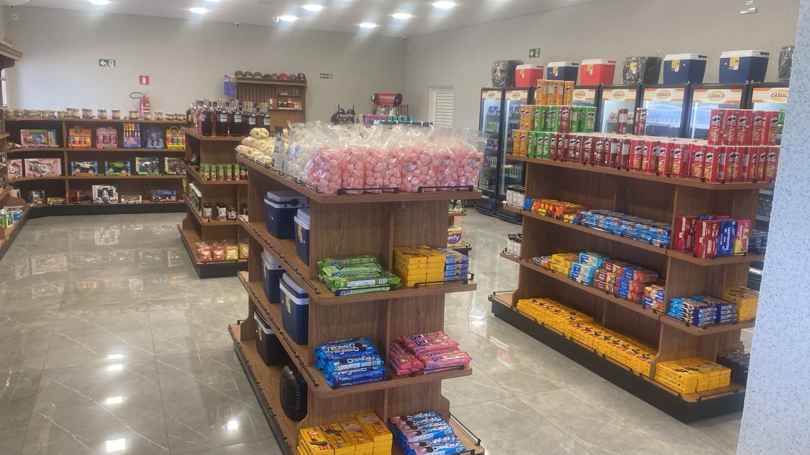 Corredor central com ilhas de produtos